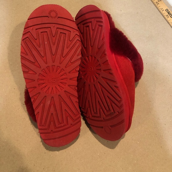 RED UGG classic slipper size 8 - Picture 2 of 2